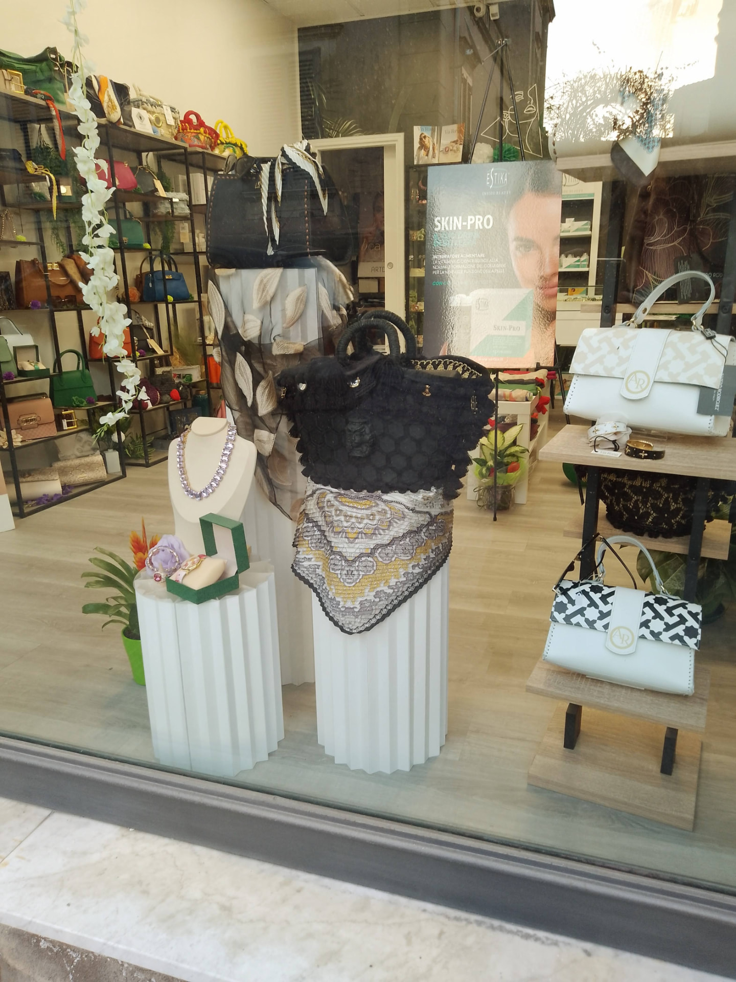 Vetrina de La Bottega di Visage a Belpasso con borse, accessori e cosmetici
